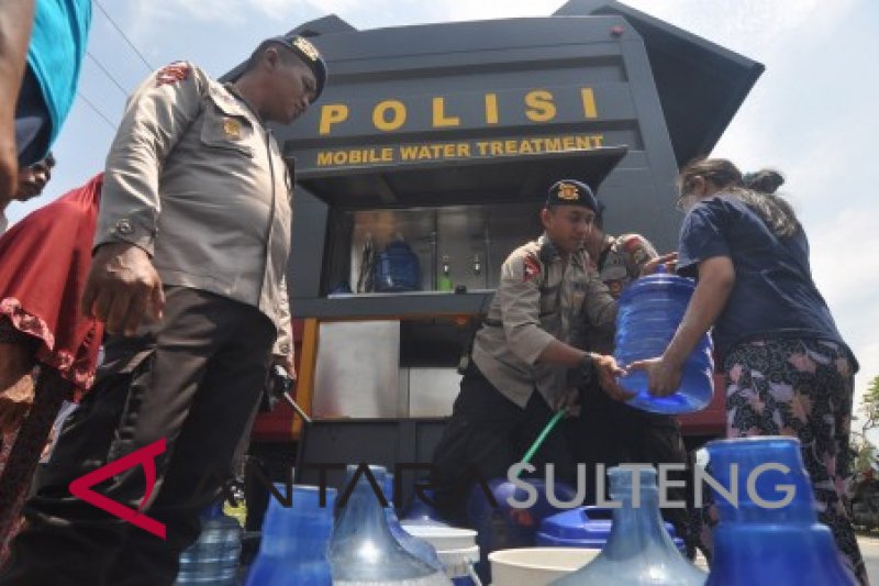 Polisi bantu salurkan air bersih untuk pengungsi bencana Sulteng