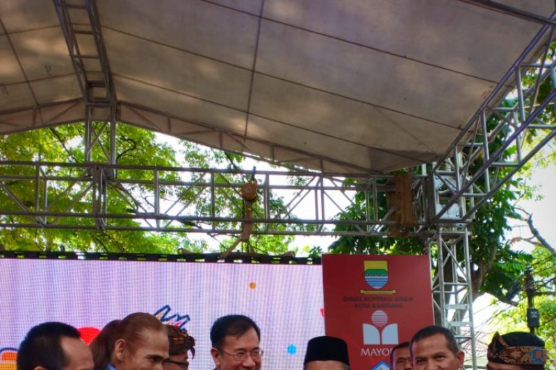 Rangkul PKL Kota Bandung Mayora Grup resmikan Food Street