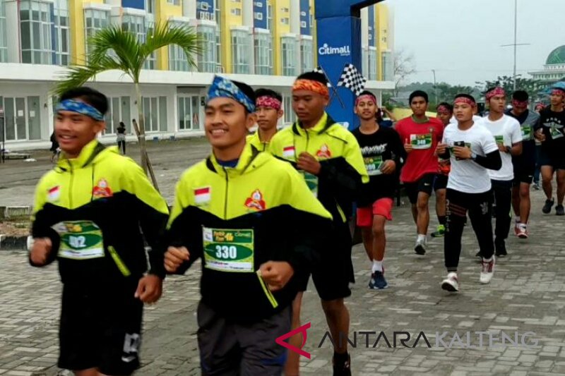 Ratusan pelari Kalteng meriahkan 'Batik Run' Sampit