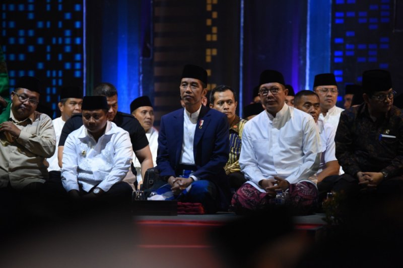 Jokowi ajak santri pertegas rasa persatuan