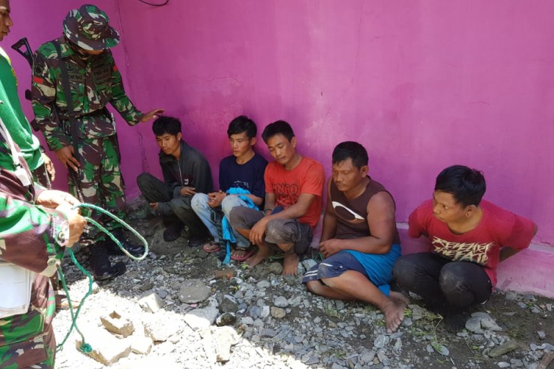 Satgas Yonif PR 433/Kostrad tangkap pencuri kabel listrik PLN di Balaroa.