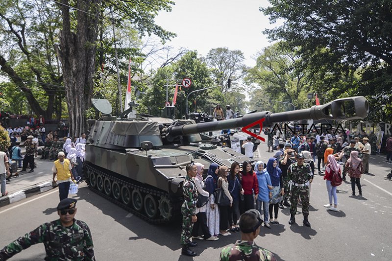 Pameran alutsista HUT TNI digelar di Gedung Sate