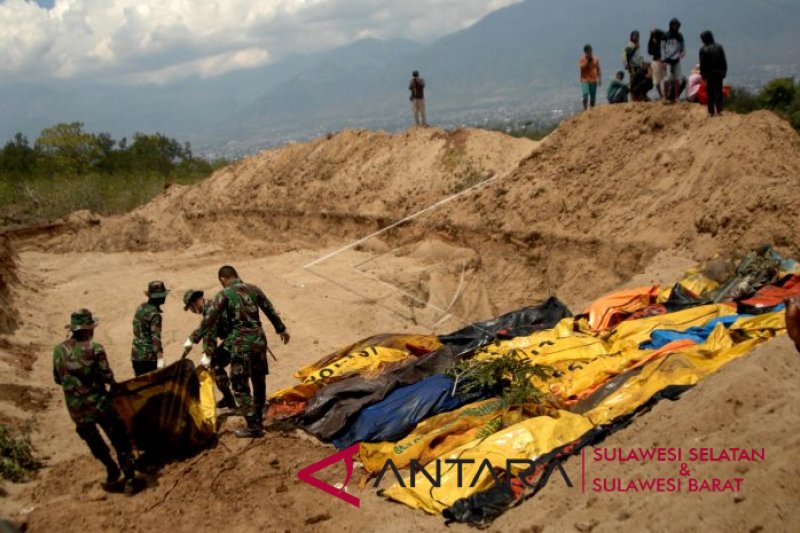 Pemakaman massal korban gempa Palu