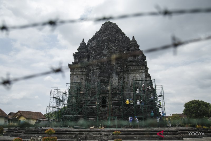 PEMBONGKARAN ATAP CANDI KALASAN