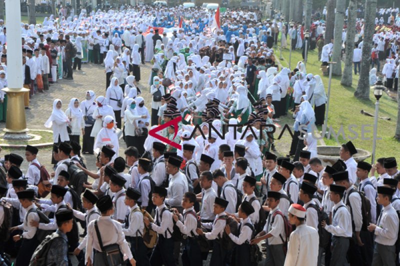 Ribuan santri se-Palembang lakukan kirab sarungan hari santri