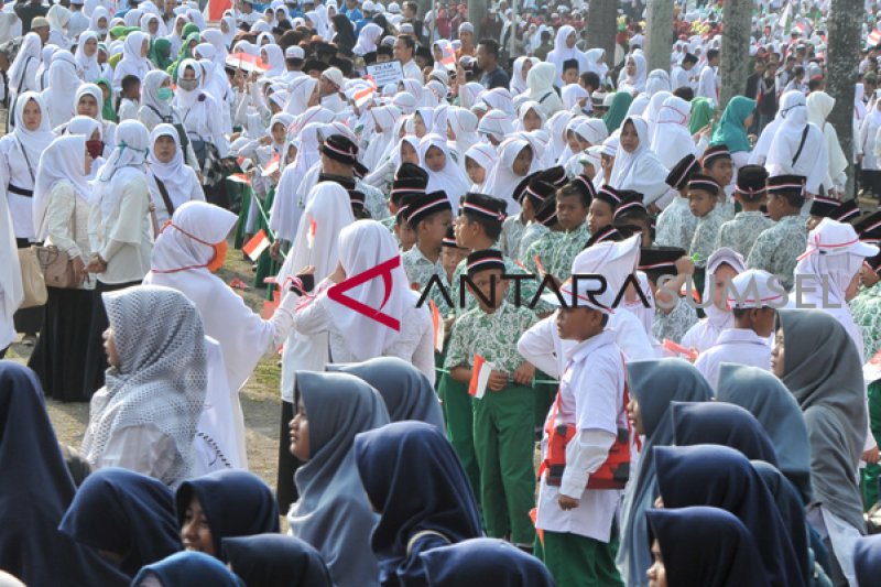 Ribuan santri se-Palembang lakukan kirab sarungan hari santri