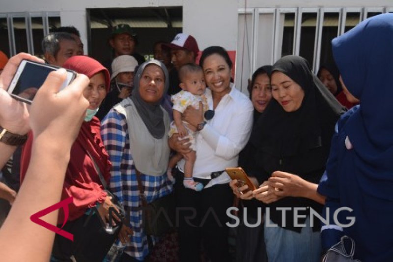 Menteri BUMN gendong anak sekolah di Perumnas Balaroa