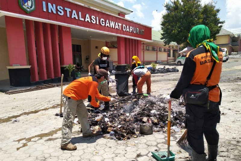 Relawan Gabungan Jabar bersihkan RS Undata Palu