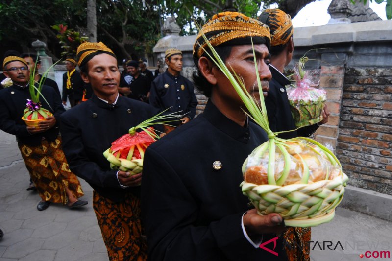 Kirab Gunungan Apem Saparan 