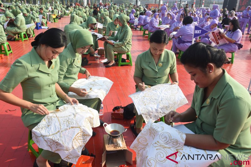 Dharma Pertiwi TNI Pecahkan Rekor MURI Membatik 