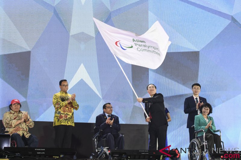 Anies Baswedan serahkan bendera Asian Para Games