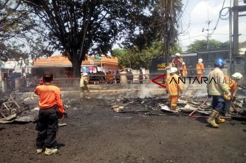 Sepuluhan lapak kaki lima di Cirebon terbakar