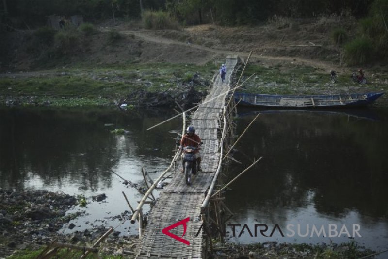 JEMBATAN PENYEBERANGAN BAMBU