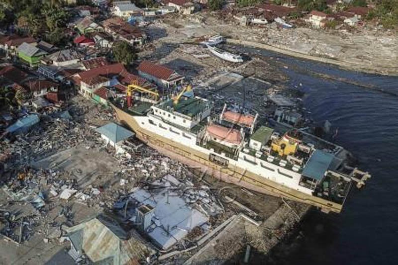 Kapal terdampar akibat gempa