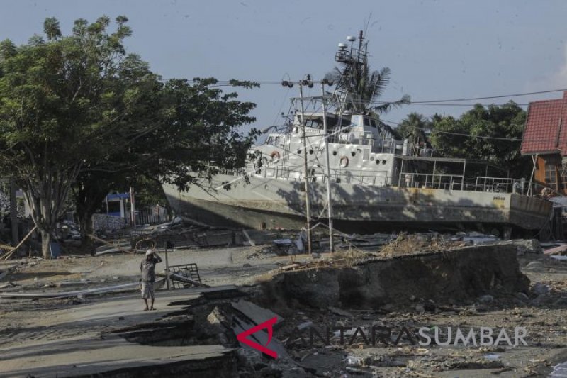 KAPAL TNI TERDAMPAR AKIBAT GEMPA TSUNAMI