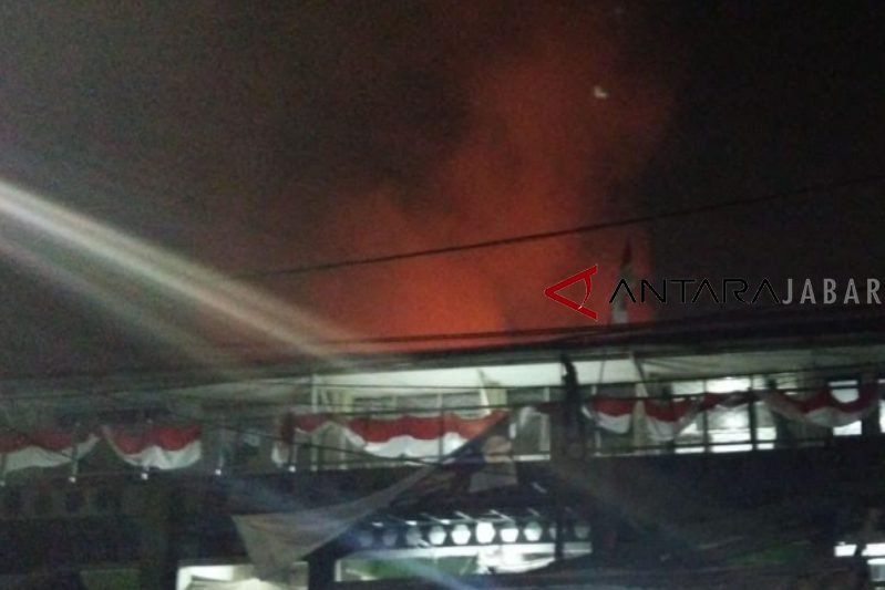 Pasar Sederhana Kota Bandung terbakar