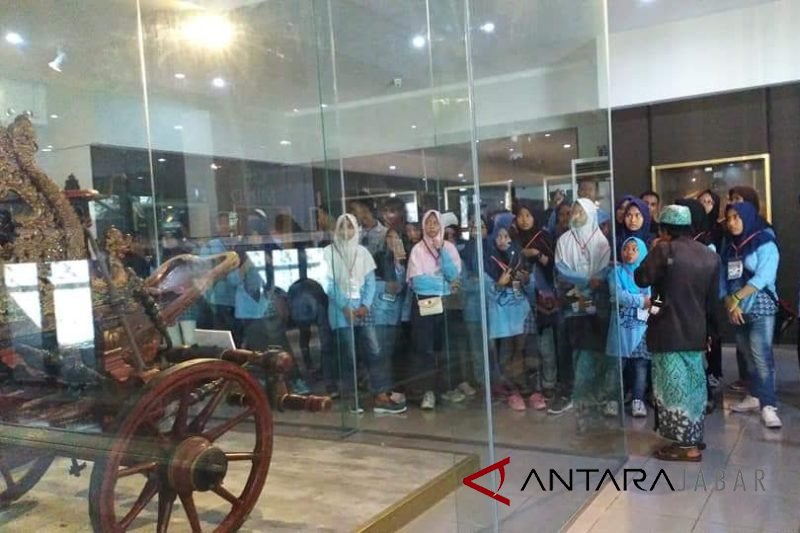 Pelajar diberi tarif diskon masuk Museum Pusaka Kasepuhan Cirebon