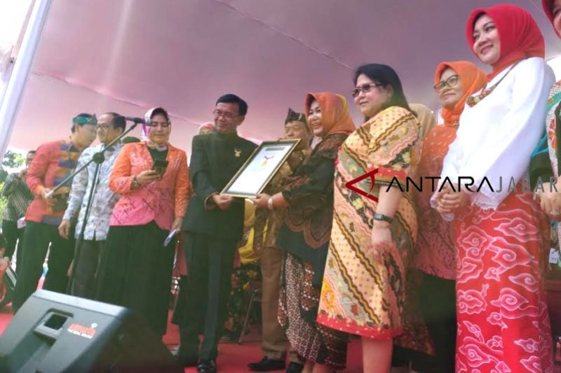 5.000 perempuan berbatik pecahkan rekor Muri