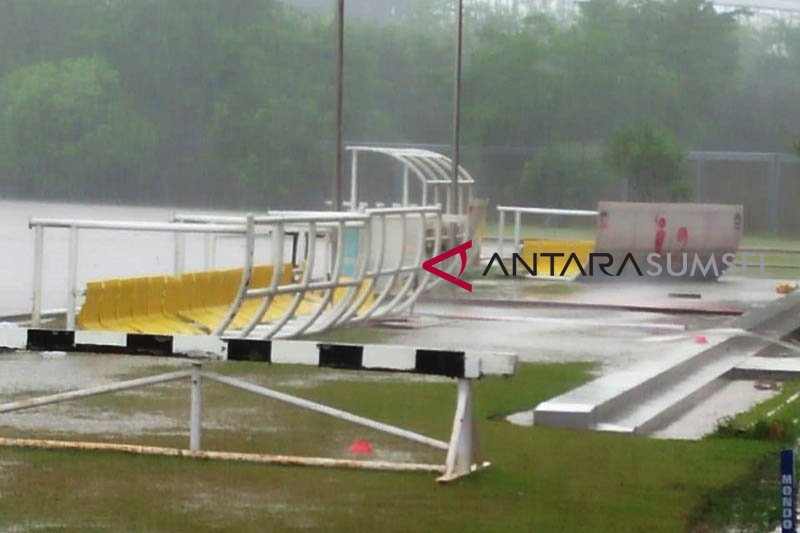 Angin puting beliung terjang daerah perkotaan Garut