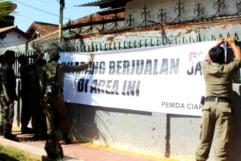 Satpol PP Cianjur tertibkan lapak PKL di jalan nasional