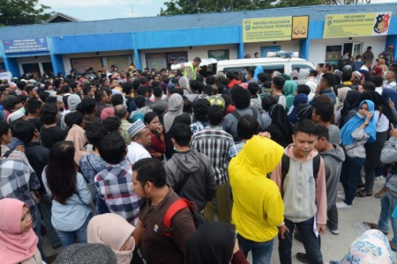 Ratusan warga antre SIM Gratis Polres Palu