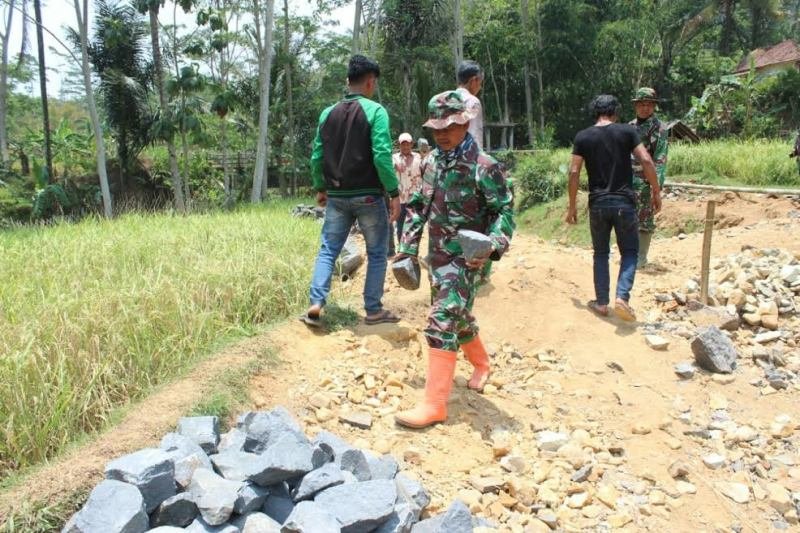 Anggota Kodim Garut bangun jalan baru di pelosok