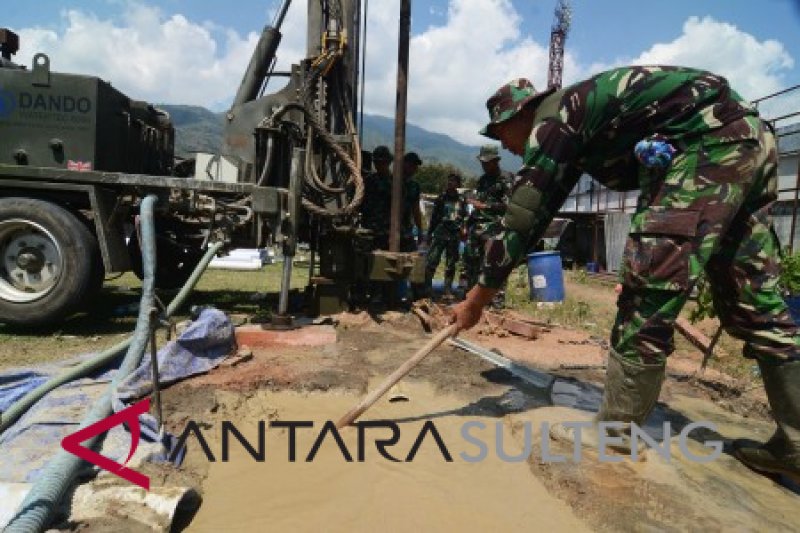 TNI AD membuat sumur bor di huntara kelurahan Duyu