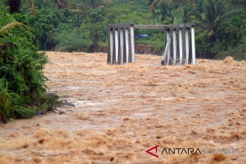 JEMBATAN HANYUT DIBAWA ARUS SUNGAI BARINGIN PADANG