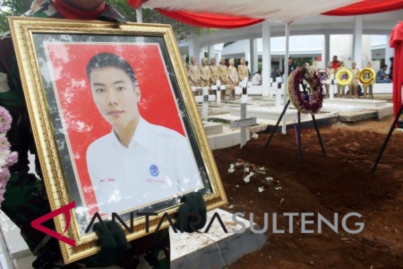 Jenazah Antonius, petugas ATC Bandara Mutiara yang tewas saat gempa dimakamkan