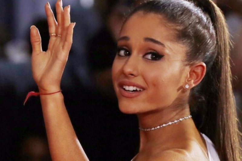 Ariana Grande menggunting rambut ekor kudanya