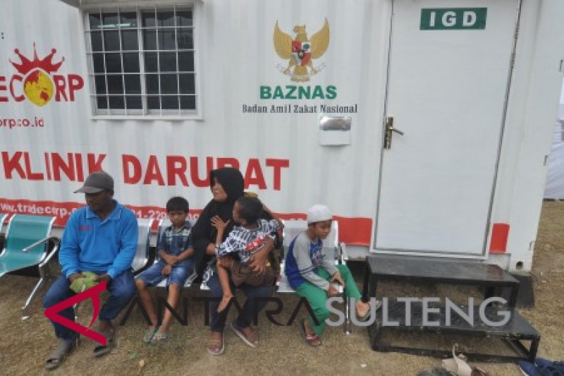 Warga antre pelayanan RS Lapangan Baznas di Sigi