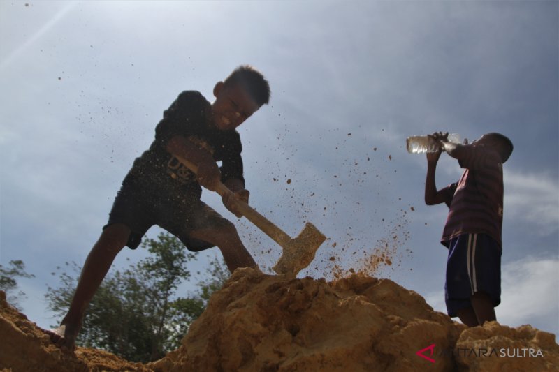 Anak Pemecah Batu Gunung