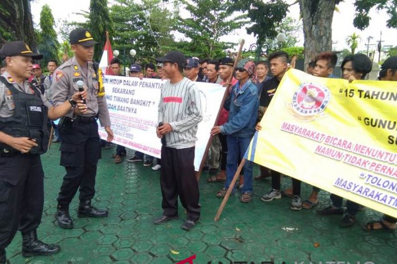 Masyarakat tujuh desa di Kecamatan Gunung Timang tuntut kebun plasma sawit