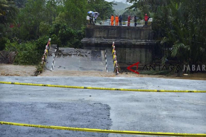 Akses warga 5 desa Tasikmalaya terputus akibat jembatan roboh