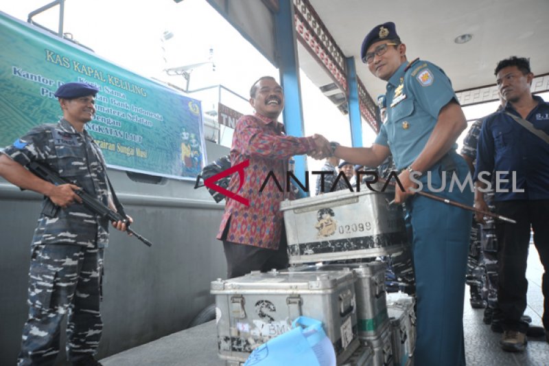 Kas keliling Bank Indonesia susuri sungai musi