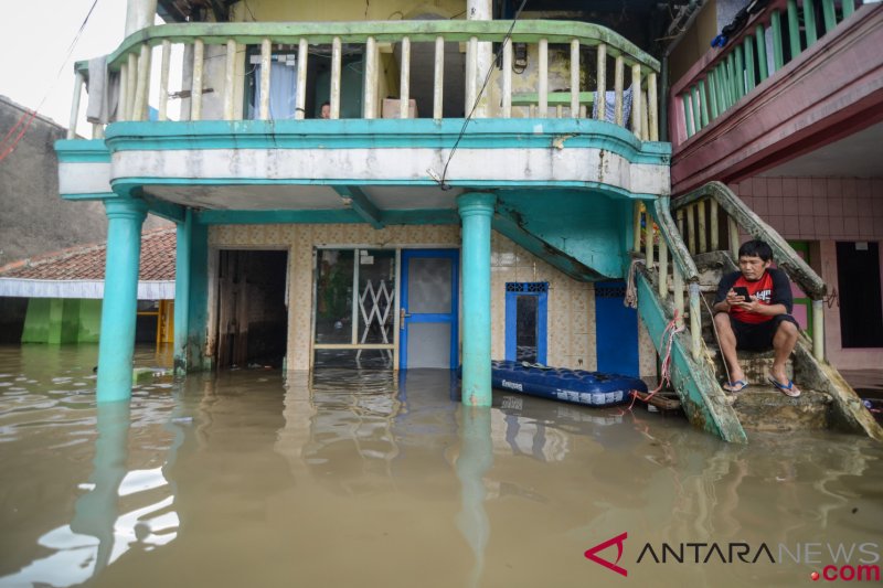 Jenazah diangkut menggunakan rakit karena banjir Baleendah