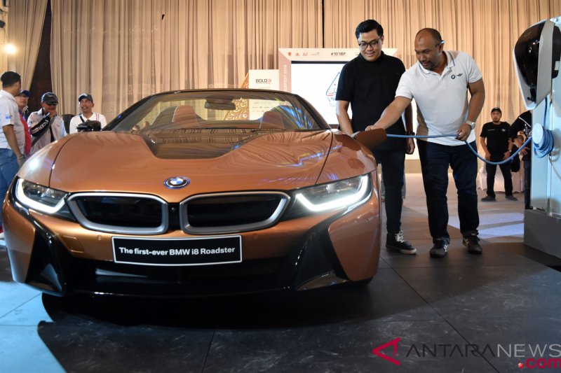 Peluncuran Mobil Listrik BMW i8 Roaster 