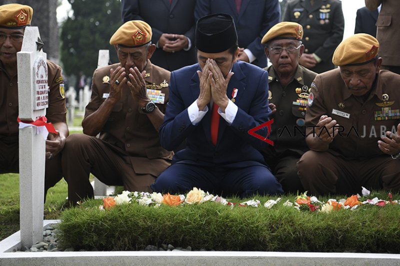 Presiden Joko Widodo ziarah hari Pahlawan