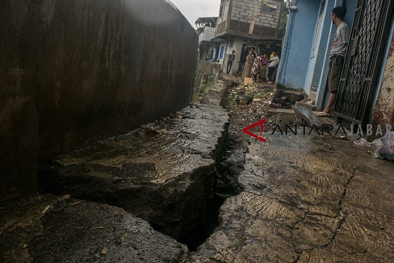 Retakan tanah di Bandung