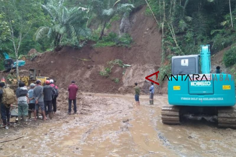 Kementerian PUPR turunkan 4 alat berat singkirkan longsoran