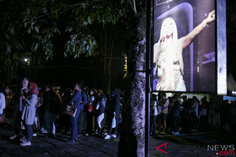 Antrian Penonton Konser Mariah Carey 