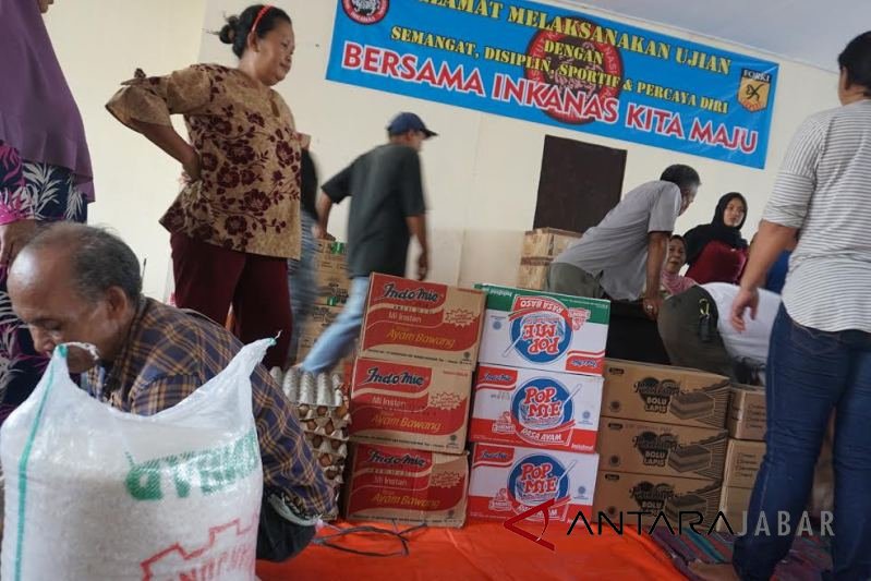 Bantuan makanan mulai berdatangan bagi pengungsi banjir