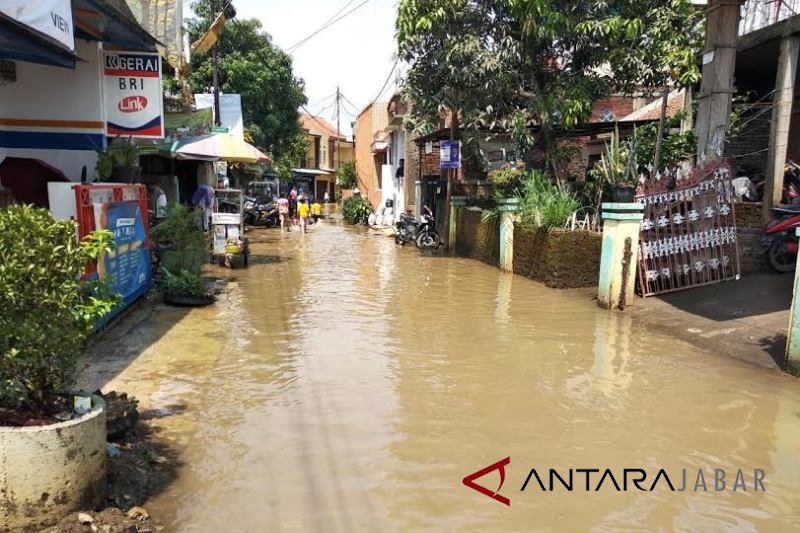 Banjir landa Kabupaten Bandung, warga mulai mengungsi