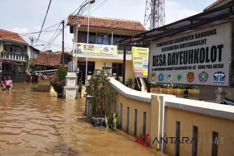 Pelayanan publik di Dayeuhkolot Bandung berjalan normal meski banjir
