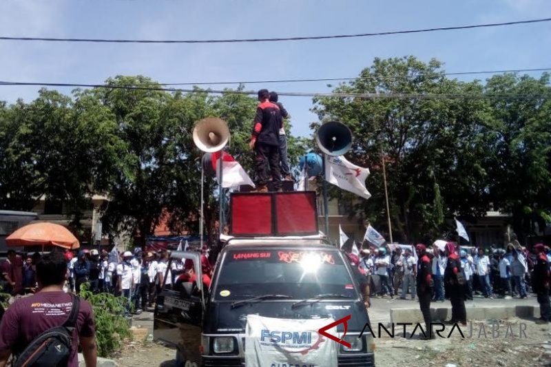 Upah naik Rp150 ribu buruh Cirebon demo
