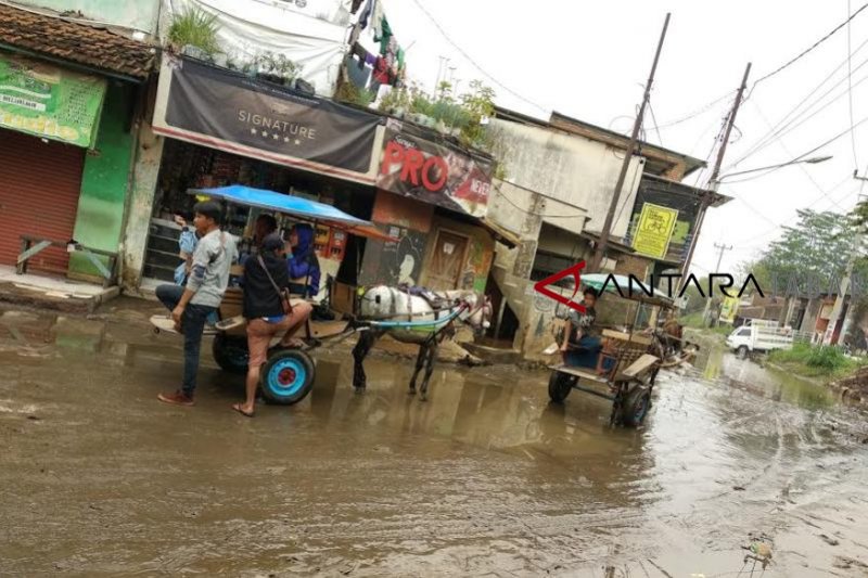 Naik delman alternatif angkutan warga saat banjir di Kabupaten Bandung