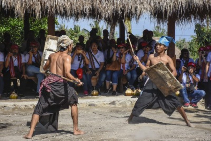 Atraksi Budaya Dusun Adat Ende