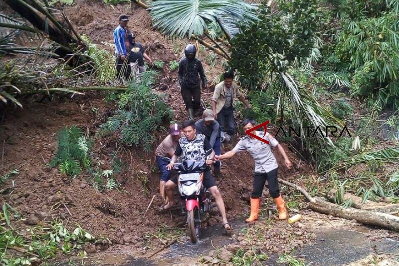 Jalur Bandung-Cianjur masih terhadang longsoran