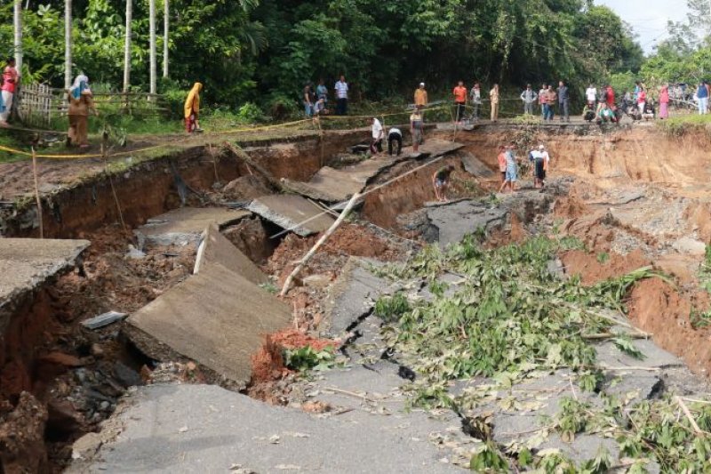 JALAN AMBLAS DI SIJUNJUNG