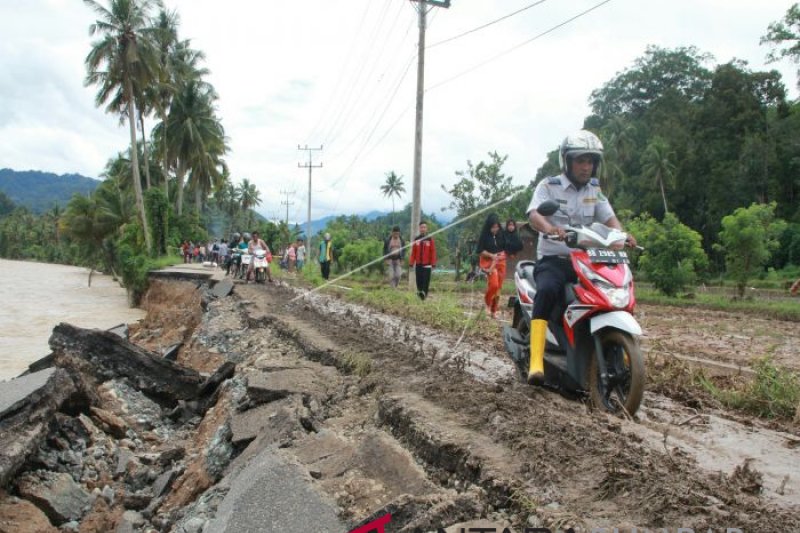 JALAN LINTAS SUMBAR - SUMUT TERPUTUS